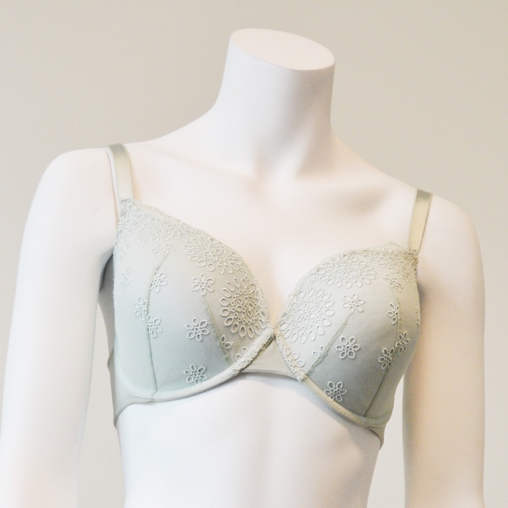 Victoria’s Secret 34DD Demi Uplift Bra